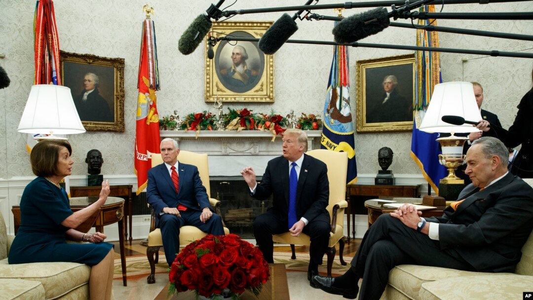 Lãnh tụ khối thiểu số tại Hạ viện, Dân biểu Nancy Pelosi, D-Calif., Phó TT Mike Pence, TT Donald Trump, và Lãnh tụ khối thiểu số tại Thượng viện Chuck Schumer, D-N.Y., tranh cãi trong Phòng Bầu dục/TBO, ngày 11/12/2018