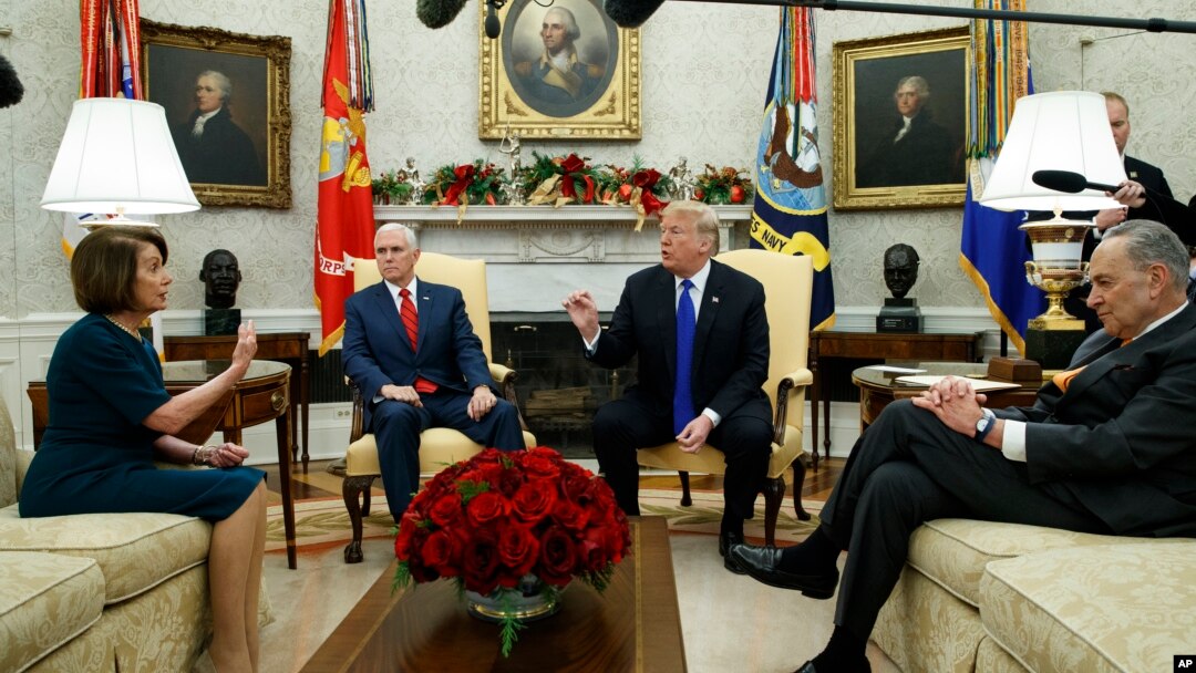 Pertemuan Presiden AS Donald Trump dengan para pemimpin Demokrat di Gedung Putih, 11 Desember 2018. Dari kiri: Pemimpin partai Demokrat di DPR AS, Nancy Pelosi, Wapres AS Mike Pence, Presiden AS Donald Turmp dan Senator AS, Chuck Schumer.