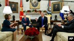 Pertemuan Presiden AS Donald Trump dengan para pemimpin Demokrat di Gedung Putih, 11 Desember 2018. Dari kiri: Pemimpin partai Demokrat di DPR AS, Nancy Pelosi, Wapres AS Mike Pence, Presiden AS Donald Turmp dan Senator AS, Chuck Schumer.