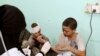 也门萨达省遭到一次空袭后，医生在治疗受伤的孩子。（2018年8月9日）