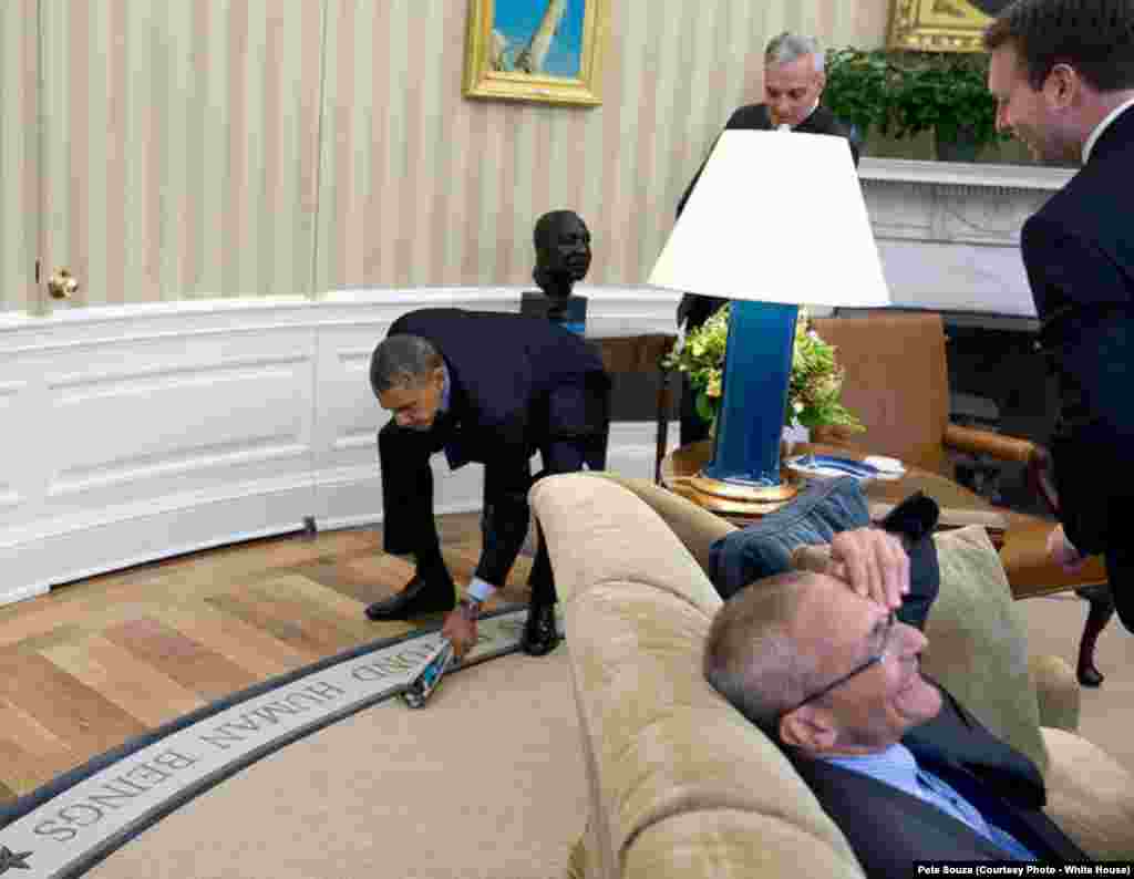 Barack Obama essaie d'attrapper une mouche dans son bureau à Washington DC, le 6 mai 2014.
