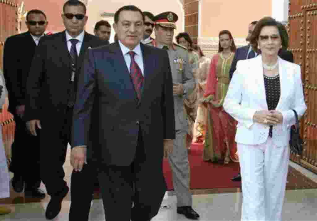 Presiden Mesir Hosni Mubarak dan isterinya, Suzanne Mubarak (kanan) saat melakukan kunjungan ke Maroko (foto: dok. tahun 2006)