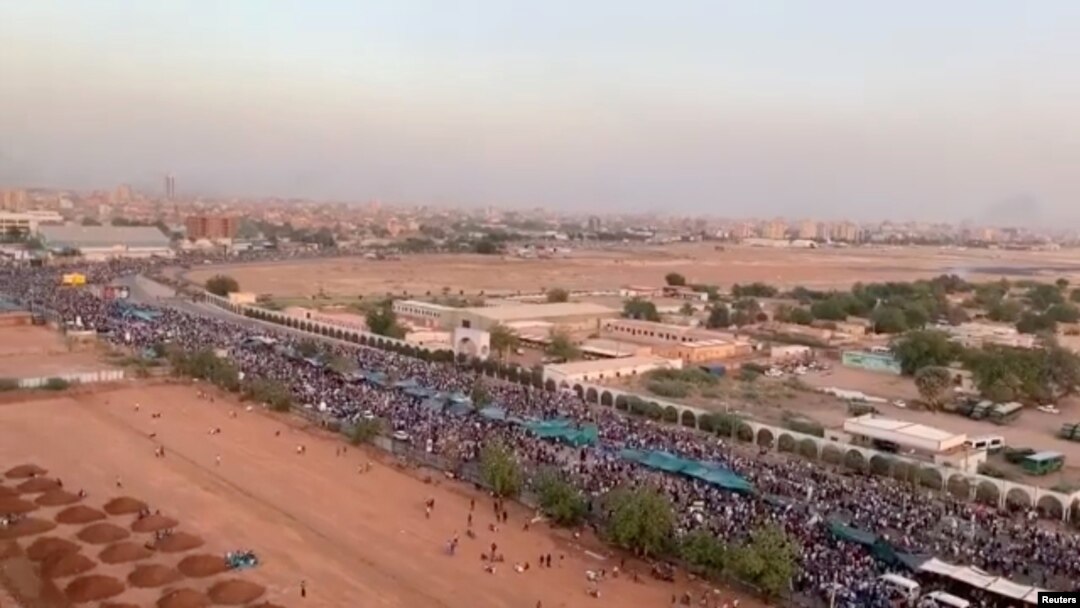 وزارت دفاع کے صدر دفتر کے باہر مظاہرین کی بڑی تعداد گزشتہ چھ روز سے موجود ہے۔
