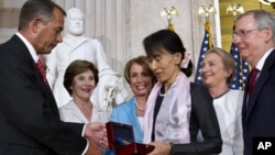 Aung San Suu Kyi menerima penghargaan Congressional Gold Medal dalam upacara di Gedung Capitol dari Ketua DPR AS John Boehner hari Rabu (19/9).