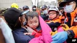 一名嬰孩在台灣發生地震後倒塌的大樓內獲救。