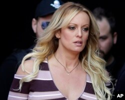 ARCHIVO - En esta fotografía de archivo del 11 de octubre de 2018, la actriz de películas para adultos Stormy Daniels llega a la inauguración de la feria de entretenimiento para adultos Venus en Berlín.