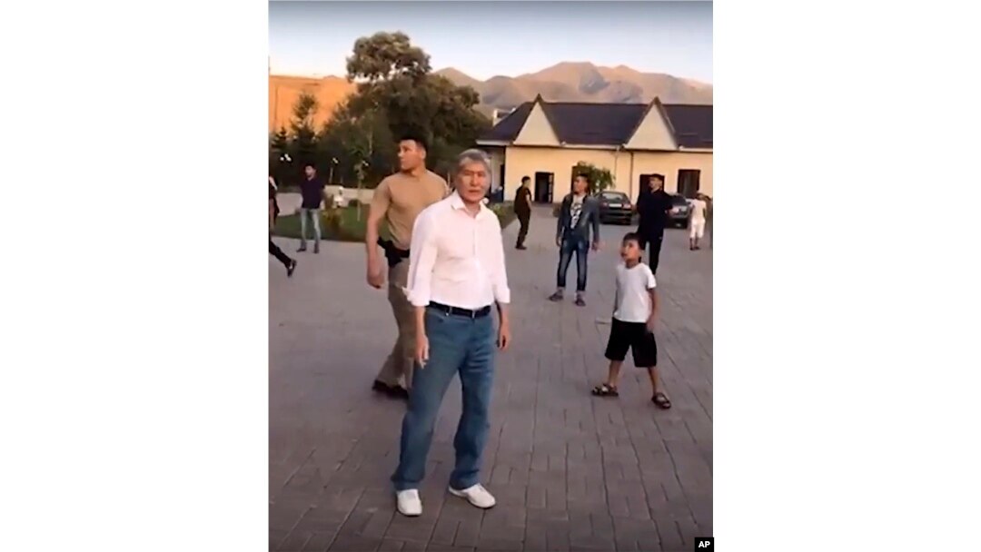 Atambayev hovlisi oldida, 7-avgust, 2019