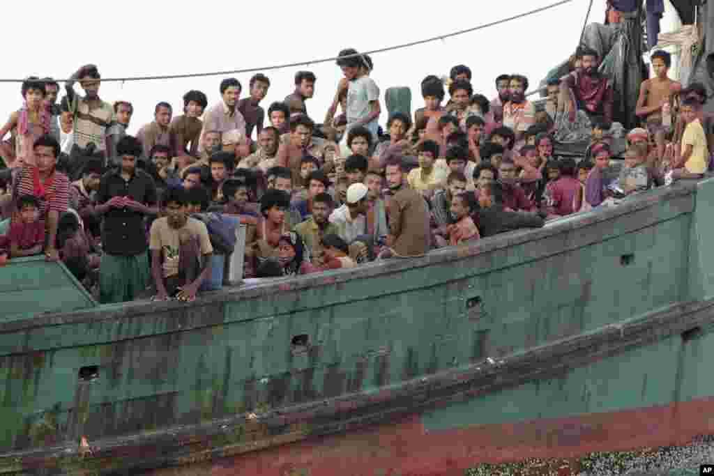 Di dân ngồi trên thuyền chờ được giải cứu ngoài khơi Đông Aceh, Indonesia, ngày 20/5/2015.