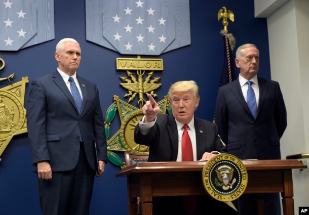 El presidente de EE.UU., Donald Trump durante su primera visita oficial al Pentágono, acompañado del vicepresidente Mike Pence y el secretario de Defensa James Mattis.