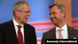 Норберт Хофер (справа) и другой кандидат, от партии «Зеленые», Александр Ван дер Беллен. Вена, Австрия. 24 апреля 2016 г.