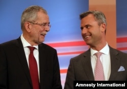 Norbert Hofer (r) candidate of Austria's Freedom Party, FPOE, talks to Alexander Van der Bellen, candidate of the Austrian Greens during the release of the first election results of the Austria presidential elections in Vienna, Austria, Apr 24, 2016.