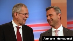 Ứng viên của đảng Tự do Áo Norbert Hofer (phải) trao đổi với ứng viên Alexander van der Bellen của Đảng Xanh (trái) trong buổi công bố kết quả đầu tiên của cuộc bầu cử tổng thống Áo tại Vienna, ngày 24 tháng 4 năm 2016.