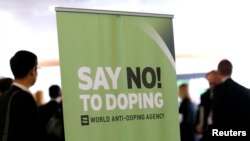 Para peserta simposium yang diselenggarakan oleh Badan Anti Doping Dunia (WADA) di Lausanne, Swiss, pada 24 Maret 2015, berkumpul dan berbicara dengan satu sama lain sebelum acara tersebut dimulai. (Foto: Reuters/Denis Balibouse)