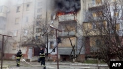 Vatrogasi gase požar nakon eksplozije u stambenoj zgradi izazvanoj ruskim granatiranjem, u selu Bilozerka, u oblasti Herson, na fotografiji koju je bjavila ukrajinska državna služba za vanredne situacije 26. decembra 2024.