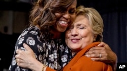 La primera dama de EE.UU. Michelle Obama abraza a Hillary Clinton luego de pronunciar un discurso a su favor en Carolina del Norte, el primer evento de campaña que realizan juntas.