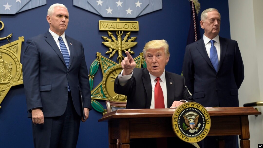 Presiden AS Donald Trump berada di Pentagon didampingi Wapres Mike Pence (kiri) dan Menhan James Mattis hari Jumat (27/1).