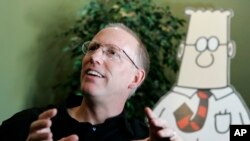 ARCHIVO - Scott Adams, creador de Dilbert, trabaja en su cómic en su estudio en Dublin, California, en octubre de 2006.