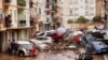 Los residentes observan los autos amontonados luego de ser arrastrados por las inundaciones en Valencia, España, el miércoles 30 de octubre de 2024. (Foto AP/Alberto Saíz).