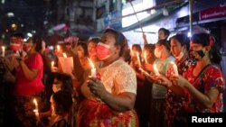 ရန်ကုန်မြို့မှာ အမျိုးသမီးတချို့ ဆန္ဒပြနေစဉ်။ (ဖေဖော်ဝါရီလ ၅ ရက်၊ ၂၀၂၁) ဓာတ်ပုံ - ရိုက်တာ။ 