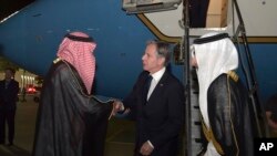 Menteri Luar Negeri AS Antony Blinken disambut oleh pejabat Arab Saudi setiba di Jeddah, Selasa 6 Juni 2023. 