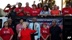 Hillary habla en un mitin sindical frente al hotel Trump en Las Vegas.