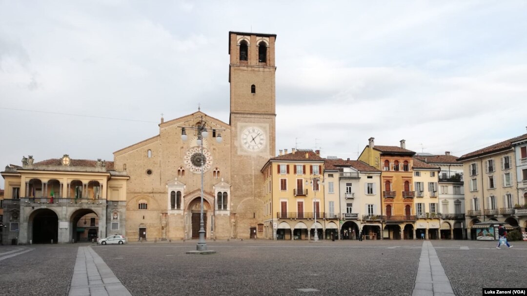 Gotovo prazan trg u gradu Lodi, Italija