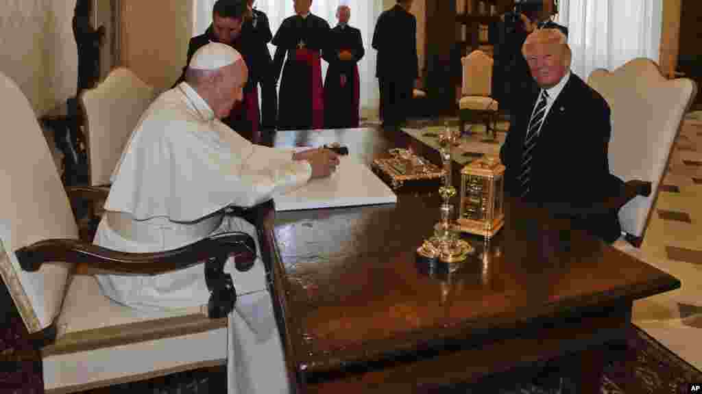 Paparoma Francis tare da shugaban kasar Amurka Donald Trump, ranar Laraba 24 ga watan Mayu shekarar 2017.