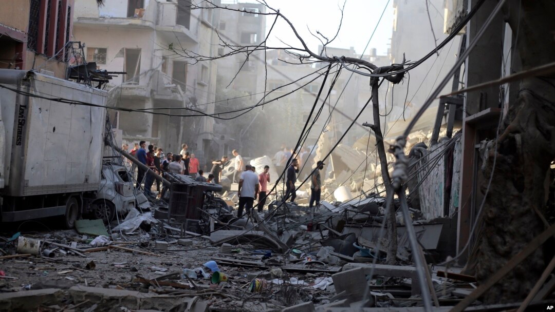 Palestinci u ruševinama izbegličkog kampa Džabalija u Gazi, 5. novembar 2023. (foto: AP /Mohammed Alaswad)
