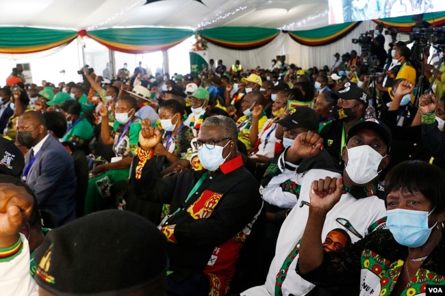 Delegates react at an annual conference of the ruling ZANU-PF party in Bindura, Zimbabwe, Oct. 30, 2021. (Columbus Mavhunga/VOA)