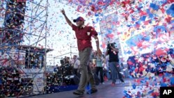 El candidato opositor Henrique Capriles saluda a sus seguidores en un acto de campaña en Bariñas, Venezuela, el lunes 24 de septiembre de 2012.