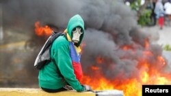 베네수엘라 수도 카라카스에서 24일 니콜라스
마두로 대통령의 퇴진을 요구하는 반정부
시위가 4주째 계속됐다. 주요도로를 점거한
시위대가 경찰의 접근을 막기 위해 바리케이드
주변에 불을 피웠다.