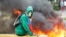 Протестувальник на вулиці в Каракасі