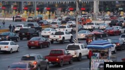 Autos esperan en fila en el Puerto de Entrada de San Ysidro mientras se reabre la frontera México-Estados Unidos en Tijuana, México, el 8 de noviembre de 2021.