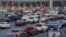 Autos esperan en fila en el Puerto de Entrada de San Ysidro mientras se reabre la frontera México-Estados Unidos en Tijuana, México, el 8 de noviembre de 2021.