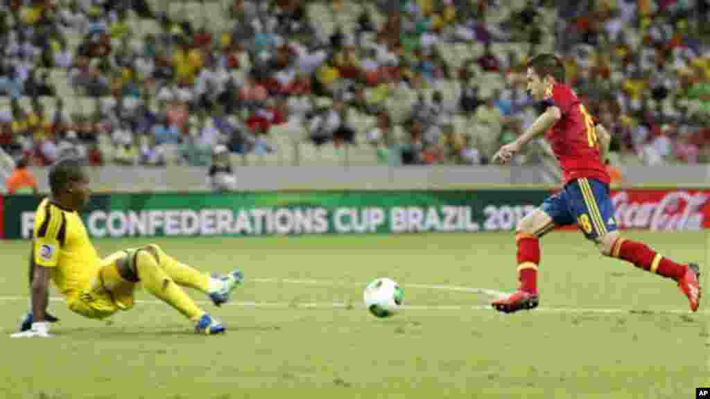Spain's Jordi Alba, right, passes by Nigeria's Vincent Enyeama to score his side's 3rd goal.