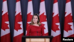 加拿大外交部长方慧兰(Chrystia Freeland)在渥太华的一个记者会上。（2018年12月12日）
