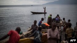 Un pêcheur manœuvre pour amarrer son bateau sur le lac Tanganyika à Uvira le 22 mars 2015.