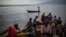 Un pêcheur manœuvre pour amarrer son bateau sur le lac Tanganyika à Uvira le 22 mars 2015.