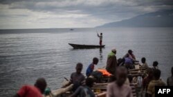 Un pêcheur manœuvre son embarcation sur le lac Tanganyika à Uvira, le 22 mars 2015. 