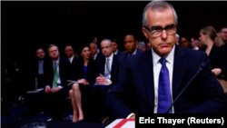 Imagen de archivo del ex "número 2" del FBI Andrew McCabe testificando ante el Comité de Inteligencia del Senado en Washington, EEUU. 11 mayo 2017. REUTERS/Eric Thayer