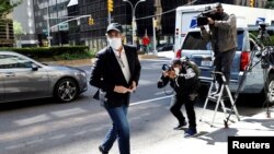 Michael Cohen, the former personal lawyer for U.S. President Donald Trump, arrives at his Manhattan apartment after being released from federal prison to serve the remainder of his sentence under home confinement in New York City, May 21, 2020.