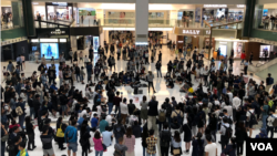 香港城市大學學生在新界沙田新城市廣場中庭舉辦“無懼學術打壓”公開論壇 （2019年10月29日）