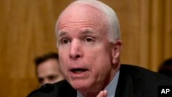 Según el senador John McCain, discurso de Obama deja muchas preguntas cruciales sin respuesta.