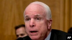 Según McCain, la política de Washington en el mundo tendrá un “alto precio” para los estadounidenses.