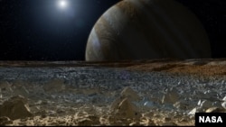 Una composición artística muestra lo que sería la vista de Júpiter desde la superficie helada de Europa.