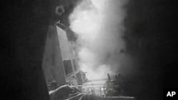 Hình chụp từ video của Hải quân Hoa Kỳ cho thấy khoảnh khắc sau khi tên lửa hành trình Tomahawk được phóng đi từ tàu khu trục USS Nitze, 13/10/2016.