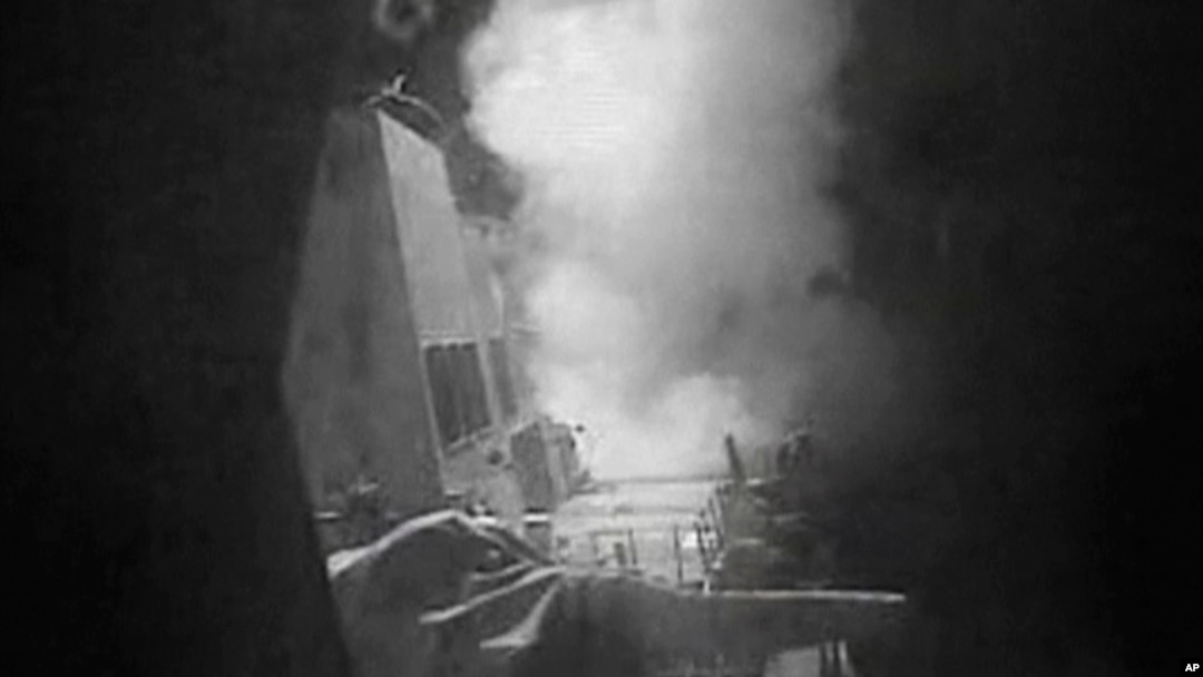 Deo video snimka Mornarice SAD koji pokazuje momenat lansiranja krstareće rakete "Tomahavk" koja je pogodila radarska postrojenja na delu teritorije Jemena koji kontrolišu Huti na obali Crvenog mora, 13. oktobra 2016. (U.S. Navy via AP Video)