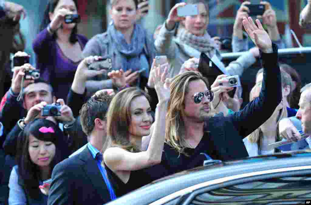 U.S. actors Angelina Jolie and Brad Pitt arrive at The World Premiere of &#39;World War Z&#39; at the Empire Cinema in London.