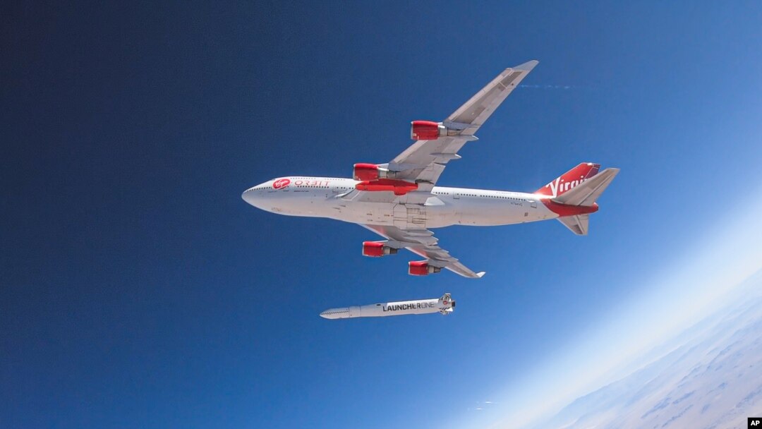 Un Boeing 747 modificado lanza un cohete de Virgin Orbit en un llamado lanzamiento horizontal.