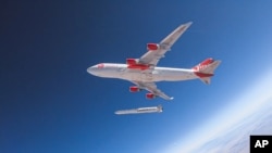 Un Boeing 747 modificado lanza un cohete de Virgin Orbit en un llamado lanzamiento horizontal.